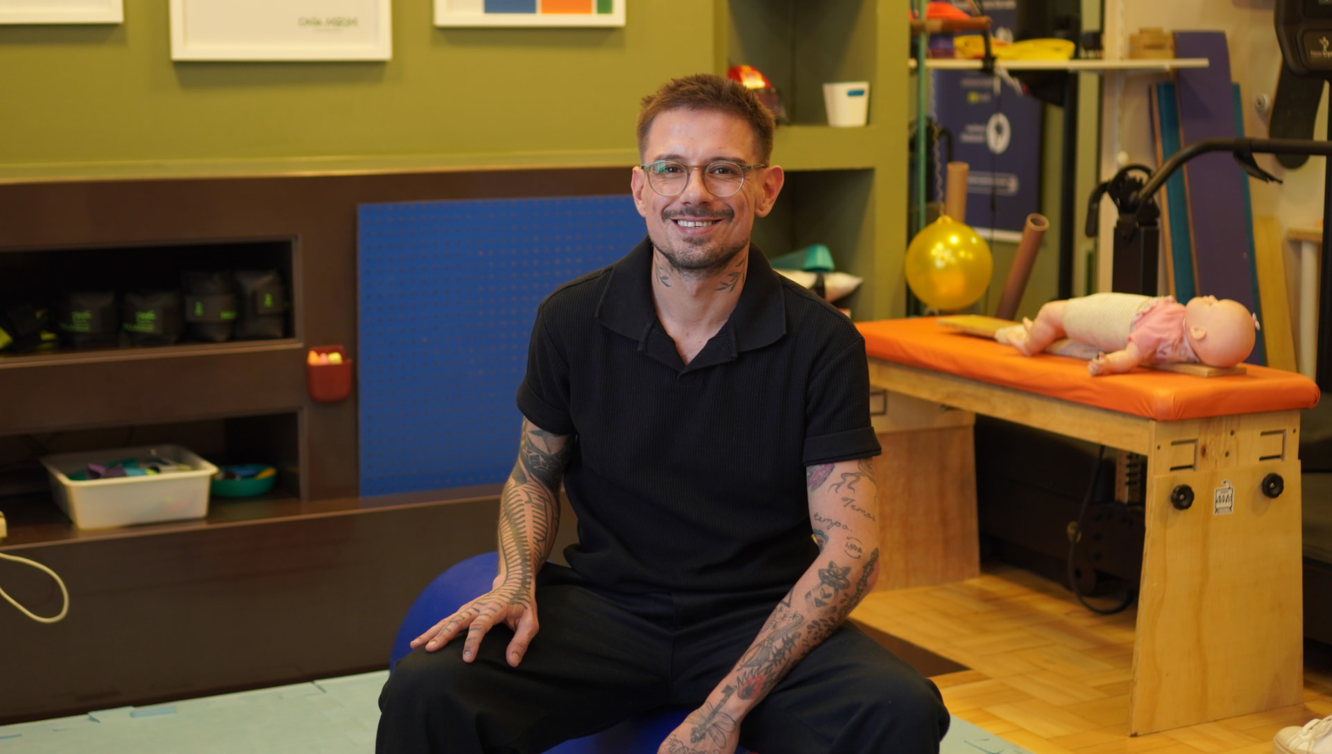 Andreas em sua sala de fisioterapia neurofuncional infantil